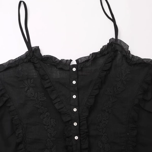 Camicetta da donna in cotone nero con ricami floreali e dettagli con volant