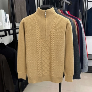 Detail eines Herren-Zopfstrickpullovers mit halbem Reißverschluss und Stehkragen