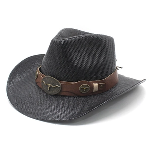 Klassischer schwarzer Stroh-Cowboyhut mit braunem Lederband und Vintage-Stierkopf-Abzeichen