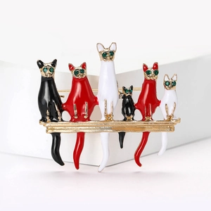 Exquisite enamel cat brooch with colorful kittens on a gold base for women's suits