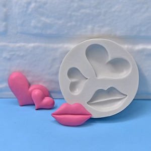 Stampo rotondo in silicone con forme a cuore e labbra e prodotti finiti in resina rosa