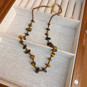 Sautoir en pierre œil de tigre irrégulière avec perles marron dans un coffret en bois