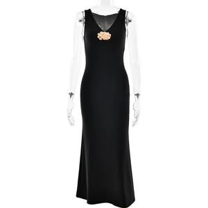 Robe longue noire élégante à col en V avec détail de fleur dorée sur mannequin