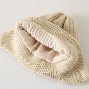 Berretto in maglia beige per bambini con coste spesse e fodera interna calda e soffice