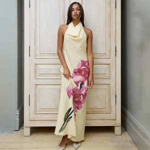 Robe longue dos nu à licou avec imprimé floral rose sur tissu satiné jaune clair
