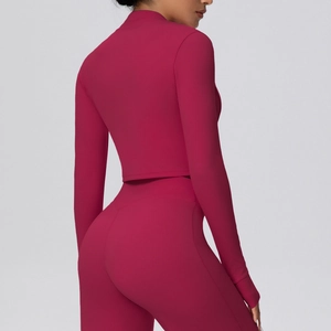 Detailansicht von Yoga-Oberteil und High-Waist-Leggings in dunklem Pflaumenrot