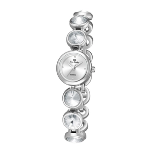 Détail de montre argentée pour femme avec maillons en cristal et cadran minimaliste