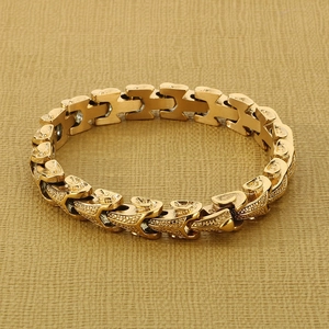 Makroansicht goldene Edelstahl-Kielkette mit geprägter Mattstruktur auf den Gliedern