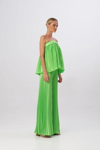 Dettaglio completo di set a due pezzi verde con top a fascia e pantaloni ampi