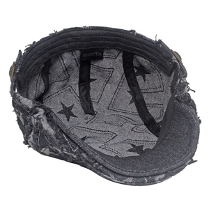 Détail de la doublure de la casquette militaire en denim délavé avec étiquette 100% coton
