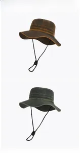 Détail de chapeaux de soleil en coton délavé vintage avec cordons de serrage réglables