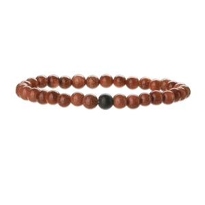 Gros plan sur bracelet en pierre de soleil avec une perle noire mate sur fond blanc