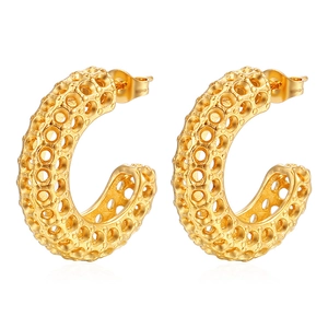 Boucles d'oreilles créoles C évidées en acier inoxydable plaqué or 18 carats à motifs