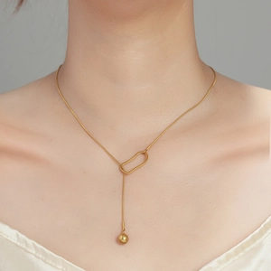 Collier en titane plaqué or 18k avec pendentif boule sur une chaîne serpent fine