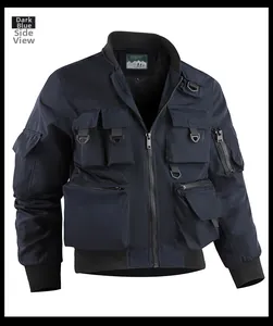 Detailansicht der dunkelblauen taktischen Bomberjacke mit Funktionstaschen und D-Ringen