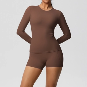 Détail du haut de yoga marron à manches longues et de l'ensemble short de fitness