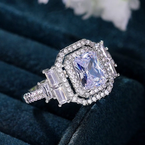 Anello lussuoso doppio halo con pietra rettangolare e fascia in argento pavé