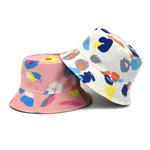 Dettaglio di cappelli pescatore reversibili con graffiti artistici e motivi di pennellate