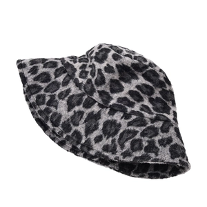 Détail d'un chapeau bob en fausse fourrure douce avec motifs léopard gris et noirs