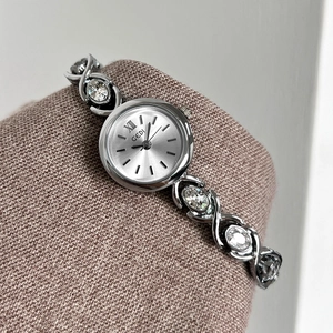 Montre à quartz argentée pour femme avec bracelet à strass et cadran romain élégant