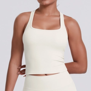 Détail du débardeur sport blanc crème à col carré avec une texture en maille mate