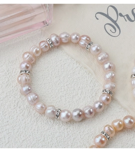 Primo piano del bracciale di perle barocche rosa d'acqua dolce con distanziali in zircone