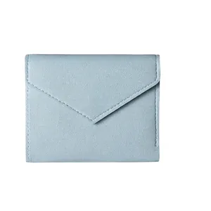 Minimalistische hellblaue Damen-Geldbörse mit Maßen 11,3 cm x 9,6 cm x 0,7 cm im Detail