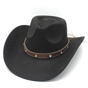 Détail d'un chapeau de cowboy en feutre noir avec bande en cuir cloutée et bords incurvés