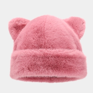 Gros plan détaillé du bonnet rose en fausse fourrure avec oreilles de chat et texture douce