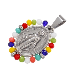 Vue macro détaillée du pendentif Marie plaqué or 18 carats avec perles colorées