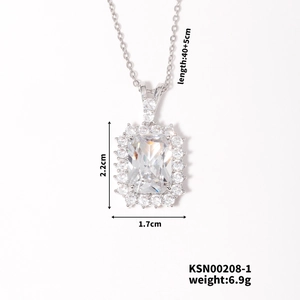 Vue détaillée du collier en zircone carrée avec spécifications de taille du produit