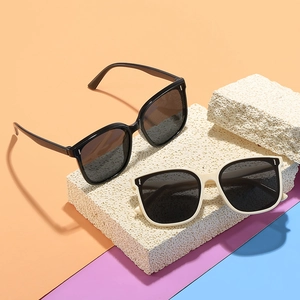 Lunettes de soleil enfant carrées avec protection UV en styles noir et beige crème