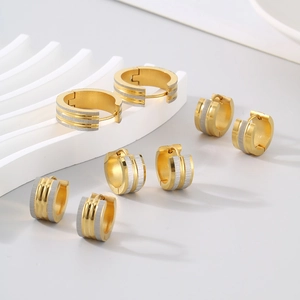 Dettaglio di orecchini a cerchio in acciaio inossidabile con finiture opache oro e argento
