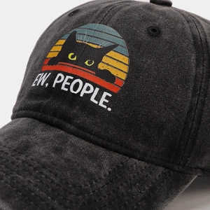 Détail de la casquette en coton gris délavé avec chat et texte Ew People