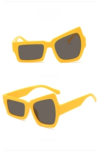 Vues détaillées de face et de côté de lunettes de soleil jaunes à verres gris