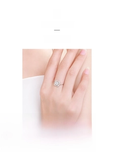 Détail de bague élégante en argent S925 avec zircon carré et sertissage pavé brillant