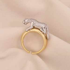 Gros plan sur la bague léopard bicolore avec anneau doré et micro-pavé d'argent