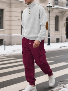 Détails du pull en maille gaufrée blanche avec col à boutons et coudières pour homme