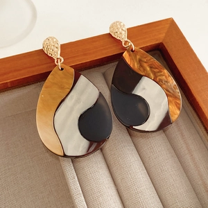 Nahaufnahme der Ölgemälde-Wassertropfenohrringe mit Vintage-Resin und goldenen Metalldetails