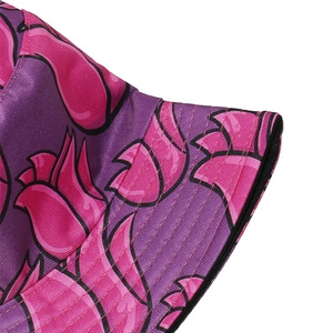 Detailansicht eines lila Fischerhutes mit rosa Rosenmuster und Twill-Gewebe-Struktur