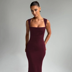 Détail du col carré et de la coupe ajustée d'une robe longue d'été de couleur bordeaux