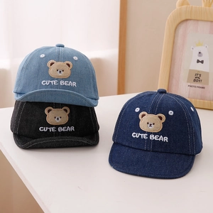 Trois coloris de casquettes en denim pour bébé avec écussons d'ours et visière souple