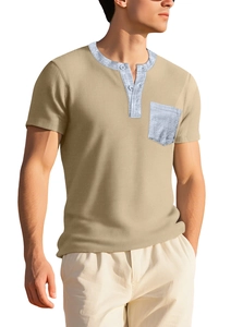 Détail du tissu gaufré kaki avec poche bleu clair sur le t-shirt henley pour hommes