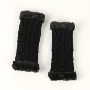 Détails de mitaines en tricot noir avec une bordure épaisse en fausse fourrure grise