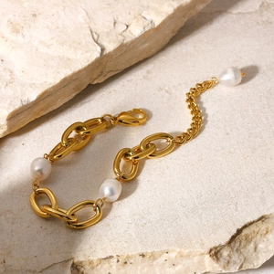 18K gold plated stainless steel bracelet with Baroque pearls and oval link chain