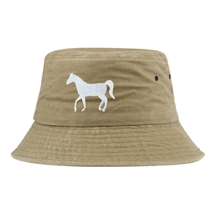 Détail du chapeau bob en coton kaki avec broderie de cheval et œillets en métal