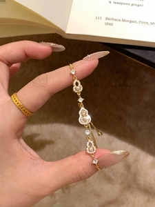 Détail d'un bracelet doré 18 carats avec perles et pierres de zircon scintillantes