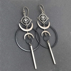 Longues boucles d'oreilles bohèmes avec croissant de lune argenté et œil maléfique