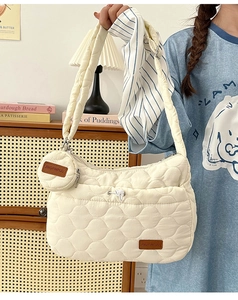 Détail du sac bandoulière matelassé blanc cassé avec petite pochette ronde assortie