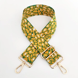 Détail de la bandoulière jacquard léopard colorée avec boucles métalliques dorées